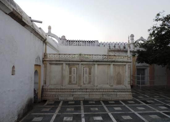 <p><span style="color:#A52A2A"><strong>GÜVENLİK ÖNLEMLERİ ARTIRILDI</strong></span></p>
<p>Singh’in açıklamalarının ardından, türbeye yönelik tehditler nedeniyle güvenlik önlemleri sıkılaştırıldı. Ziyaretçilerin giriş yapmadan önce kimlik göstermesi zorunlu hale getirildi. Vishva Hindu Parishad (VHP) ve Bajrang Dal gibi sağcı gruplar, türbenin kaldırılması yönünde gösteriler düzenlemeye başladı.</p>
<p> </p>