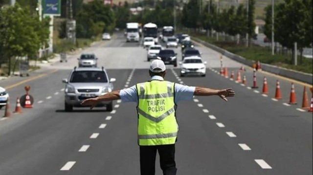<p><strong>ALTERNATİF YOLLAR</strong></p>

<p>- 10.Yıl Caddesi</p>

<p>- Namık Kemal Caddesi</p>

<p>- Sahil Kennedy Caddesi</p>

<p>- E-5 D100 Karayolu</p>
