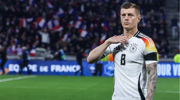 <p>Real Madrid'in efsane futbolcusu Tony Kroos, 433 kanalına verdiği röportajda en iyi frikikçileri sıraladı. Alman futbolcunun yaptığı listede, A Milli Takım'ın yıldızı ve Süper Lig'de oynamış 2 efsane futbolcu yer aldı.</p>