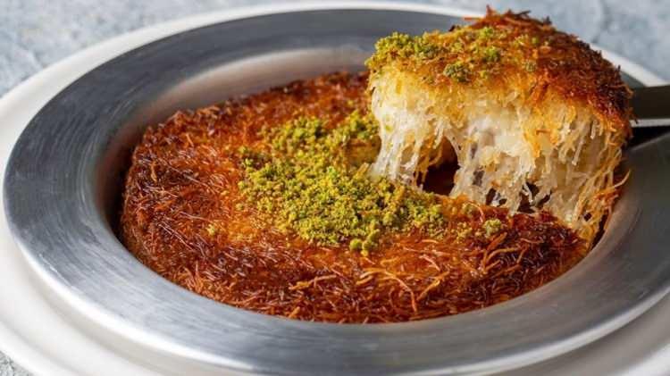 <p>Yüzde 44,6 ile künefe ikinci sırada yer alırken kadayıf yüzde 31,7 ile üçüncü sıraya yerleşiyor.</p>