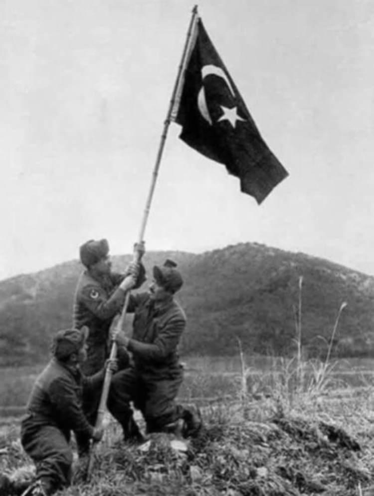 <p>ALİ SUNAL</p>
<p>"Başta Gazi Mustafa Kemal Atatürk ve silah arkadaşları olmak üzere, Çanakkale'de mücadele eden tüm kahramanlarımızı saygı ve minnetle anıyoruz. 18 Mart Çanakkale Zaferi'nin 109'uncu yılı kutlu olsun."</p>