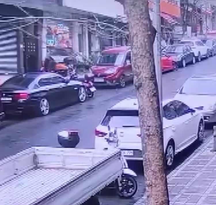 <p>Yoldan geçenler yaralının yardımına koştu. İhbar üzerine olay yerine gelen sağlık ekipleri yaralıya ilk müdahaleyi yaparak hastaneye kaldırdı.</p>
