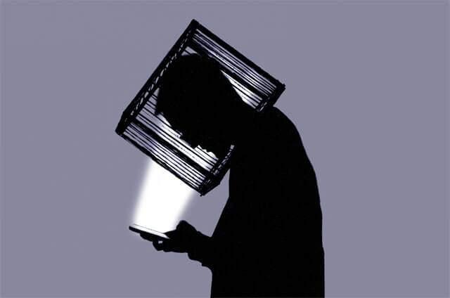 <p>Gün içerisinde iş yetiştirememenin en büyük etkenlerinden bir tanesi, telefon ile uzun vakitler geçirmektir. <strong>Telefonunuza gelen bildirimler, sosyal medya bağımlılığı</strong> ve uzun süreli ekran kullanımı zihinsel yorgunluğu tetikleyerek stresin oluşmasına neden olur. Mutlu ve stressiz bir yaşam sürmek için 5 basit alışkanlıktan dördüncüsü ise <strong>ekran sürenizi sınırlamaktan geçer</strong>. İşlerinizi yaparken telefonu bir kenara bırakmak, sosyal aktivitelerde yüz yüze iletişim kurmak daha kaliteli zaman geçirmenizi sağlar.</p>
