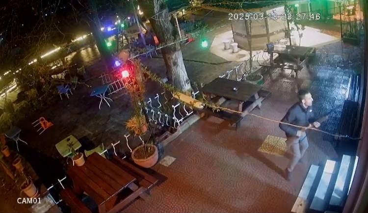 <p>Onur Esen’in kaçtığı, kanlar içinde yere yığılan Ceyhun Avcının ise sürüklenerek kahvehanenin merdivenlerinden indiği anlar da görüntüye yansıdı. </p>