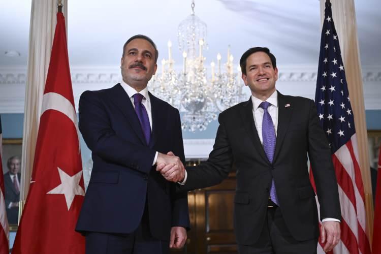 <p>Türkiye S-400 sistemini ABD'den pazarlık kozu elde etmek için değil, ABD ve NATO'ya karşı yükümlülüğü olduğu için kaldırmalıdır. ABD, kendi yarattığı bir sorunu çözdüğü için Türkiye'yi ödüllendiremez.</p>
