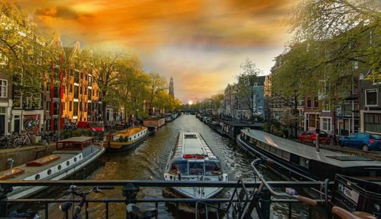 <p><strong><span style="color:#B22222">26) AMSTERDAM </span> | HOLLANDA</strong></p>