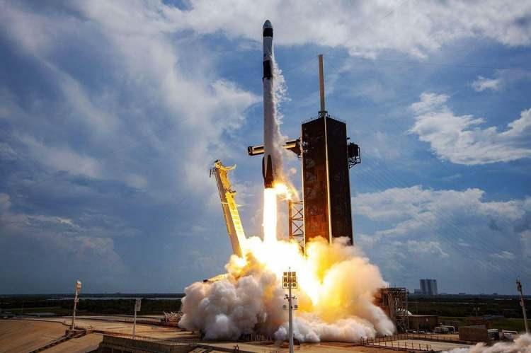 <p><span style="color:#B22222"><strong>SPACEX'İN FALCON 9'UNDAN KAYNAKLANDI...</strong></span></p>
<p> </p>
<p>Ancak uzmanlar, olayın çok daha mantıklı bir açıklaması olduğunu söylüyor. İngiltere Meteoroloji Kurumu (Met Office), yaptığı açıklamada bu ilginç görüntünün SpaceX’in Falcon 9 roketinin egzoz gazlarının donarak atmosfere yayılmasından kaynaklandığını duyurdu.</p>