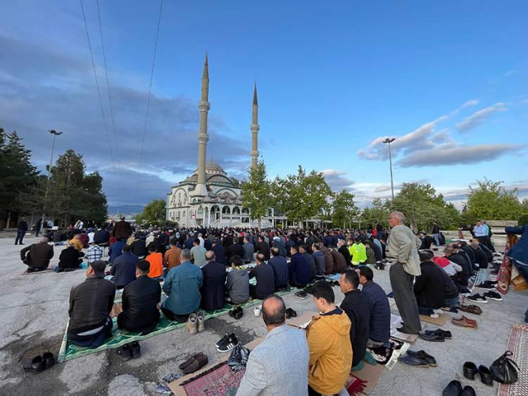 <p>FİTRE KİMLERE VERİLİR, KİMLERE VERİLMEZ?</p>
<p> </p>
<p>Fitre ve oruç fidyesini vermek durumunda olan kimsenin bunlardan doğrudan ya da dolaylı olarak yararlanmaması esas.</p>
