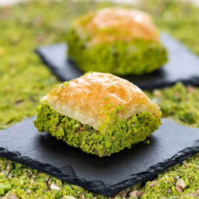 <p><strong>Baklava ve Tatlı Üreticileri Derneği (BAKTAD)</strong> Başkanı Mehmet Yıldırım, tüketicileri <strong>sahte baklavalara karşı uyararak</strong>, yukarıda belirtilen özelliklere dikkat etmelerini tavsiye ediyor. Yıldırım, "Gerçek baklava, emek ve kaliteli malzemelerle yapılır, bu nedenle fiyatı da doğal olarak yüksek olur. 400-500 TL altına satılan baklavalar genellikle endüstriyel üretim olup, sağlıksız ve düşük kaliteli olabilir" diyor.</p>