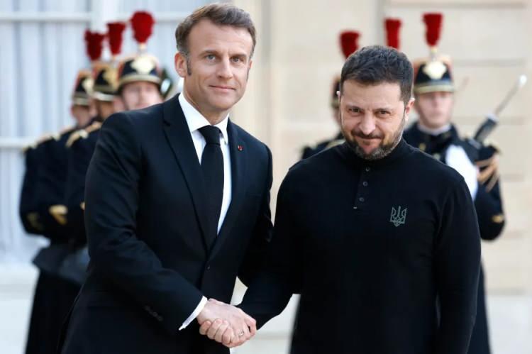 <p>Fransa'nın Ukrayna'ya yönelik iki milyar avroluk (2.2 milyar dolar) yeni bir askeri yardım paketini de açıklayan Macron, Paris'in stoklarında bulunan mevcut ekipmanları hızla sevk etmeye hazır olduğunu söyledi.</p>
