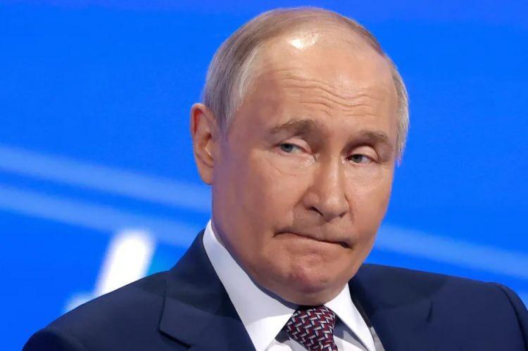 <p>Rusya'nın Ukrayna tarafından önerilen 30 günlük ateşkesi 'önkoşulsuz' kabul etmesi gerektiğini söyleyen Macron, Moskova'yı hala ' savaş isteği' sergilemekle suçladı ve Kiev'i ' barış riskini aldığı' için takdir etti.</p>
<p> </p>
<p>Macron, 'Rusya, Ukrayna'ya sağladığımız ve sağlayacağımız destek konusunda hiçbir söz hakkına sahip olmayacak ve koşulları belirleyemeyecektir' dedi.</p>
<p> </p>
<p>' Ortada sadece bir saldırgan ve bir de buna direnen taraf var' dedi.</p>
<p> </p>