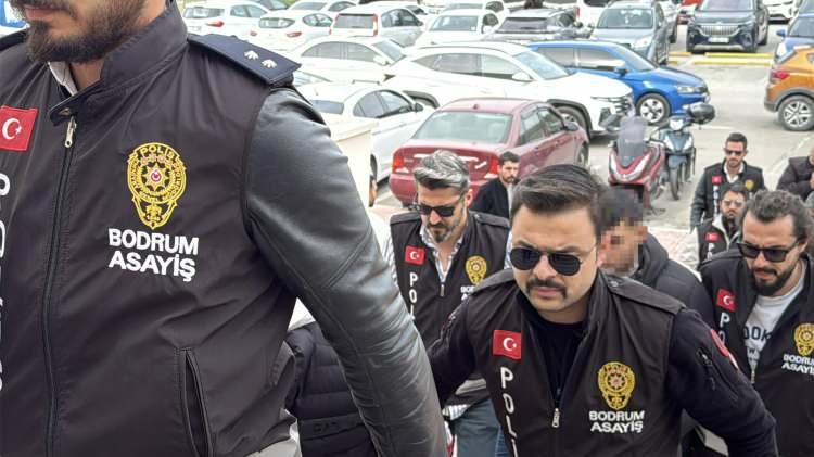 <p><span style="color:#A52A2A"><strong>TACİZ İDDİASI </strong></span></p>
<p>Emniyetteki işlemleri tamamlanan Devran Hasan D. ile 6 şüpheli adliyeye sevk edildi. <strong>Devran Hasan D. ifadesinde, kendisini taciz ettiğini ileri sürdüğü Yıldız'ı maket bıçağıyla öldürdüğünü söyledi. </strong></p>