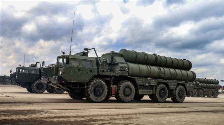 <p>Fox News'te yer alan bir haberde, Başkan Trump'ın Recep Tayyip Erdoğan ile yaptığı telefon görüşmesinin ardından ABD yönetiminin Rusya'dan S-400 alımı konusuna uzlaşmacı bir çözüm üzerinde çalıştığı iddia edildi. Kulislerde konuşulan olası senaryolardan bir kısmı, sistemin kısmen sökülmesi ve hatta Türkiye'deki bir ABD askeri üssüne nakledilmesiyle ilgili.</p>