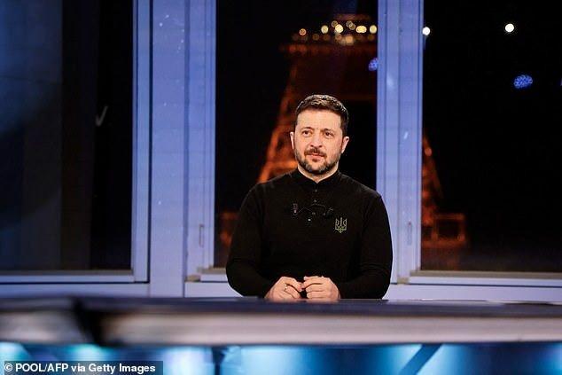 <p>Zelenskiy ile birlikte Paris'te bir konuşma yapan Macron, Donald Trump yönetimindeki ABD bir anlaşma arayışı için Moskova'ya başvururken, bunun Rusya'nın Ukrayna'ya karşı yürüttüğü 'saldırganlık savaşına son vermek için hayati bir evre' olduğunu söyledi.</p>