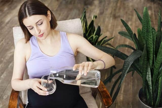 <p>Sirkeli su içmek her ne kadar faydalı da olsa, bilinçsiz tüketimi bazı sağlık sorunlarına yol açabilir. İşte sirkeli su tüketiminde dikkat edilmesi gerekenler:</p>