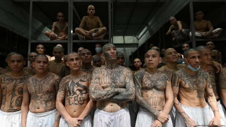 <p><strong>SOSYAL MEDYADA BÜYÜK TEPKİ</strong></p>

<p>Noem, Orta Amerika’nın en yoksul ülkelerinden biri olan El Salvador'daki Terörle Mücadele Merkezi’ni (CECOT) ziyareti sırasında saatini açıkça sergiledi. </p>
