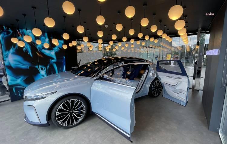 <p><strong>TOGG SEDAN MODELİNİN ÖZELLİKLERİ NELERDİR?</strong></p>
<p>T10F’in 0-100 km/s hızlanması 4,6 saniye olan, 700 Nm tork üreten çift motorlu AWD (dört çeker) versiyonu ise 530 kilometreye varan bir menzil sunmayı hedefliyor. Standart menzilli model 52,4 kWh batarya kapasitesine sahipken, uzun menzilli modelde bu kapasite 88,5 kWh’e çıkacak.</p>