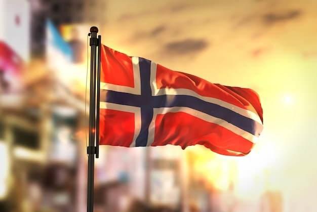<p><span style="color:#B22222"><strong>5) NORVEÇ</strong></span></p>