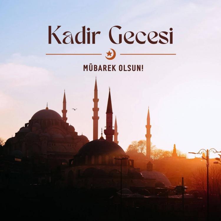 <p><strong>- </strong>Bu mübarek gecede dargınlıkların sona erdiği, sevginin ve hoşgörünün gönülleri sardığı bir gece geçirmeniz dileğiyle... <strong>Rabbim</strong> kalbinizdeki tüm sıkıntıları alsın, yerini huzur ve mutlulukla doldursun. <strong>Kadir Geceniz hayırlara vesile olsun.</strong></p>
