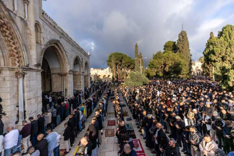 <p>İSRAİL BASININDAN TEHDİT!</p>
<p><br />
İsrail basını, Batı Şeria'dan 10 bin Filistinlinin Aksa'ya gitmesine müsaade edileceğini bildirmişti.</p>
<p> </p>