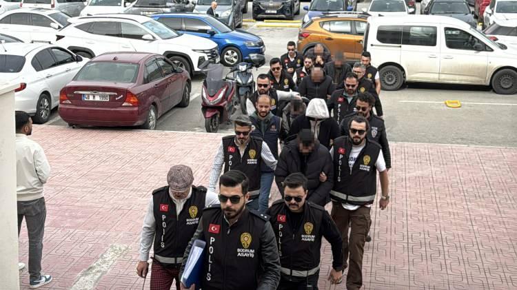 <p><span style="color:#A52A2A"><strong>SUÇ ALETİ İLE YAKALANDI </strong></span></p>

<p><strong>Devran Hasan D. suç aleti maket bıçağı ile saklandığı adreste yakalandı.</strong> Devran Hasan D.'nin kaçmasına yardım ettiği tespit edilen E. B., A.Y., K.K.Y., Y.A., M.C.M., H.Ç. de operasyonla gözaltına alındı. </p>
