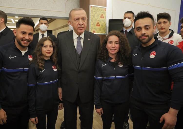 <p>2017 yılında Erzurum'da düzenlenen Avrupa Gençlik Olimpik Kış Festivali'nde büyük slalom branşında yarışmış ve 21. sırada yer aldı. Usta, 2022 Pekin Kış Olimpiyatları'nda büyük slalomda Türkiye'yi temsil etti. </p>