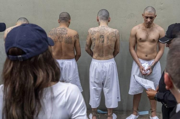 <p><strong>GÖÇ POLİTİKASI VE HAPİSHANE ZİYARETİ</strong></p>

<p>Noem, Washington Post’un haberine göre El Salvador ziyaretini, ABD’nin Latin Amerika’daki göç ve sınır politikaları kapsamında gerçekleştirdi. Eski Başkan Trump döneminde, mahkeme kararı olmadan çok sayıda Venezuelalı göçmen CECOT’a gönderilmişti. </p>
