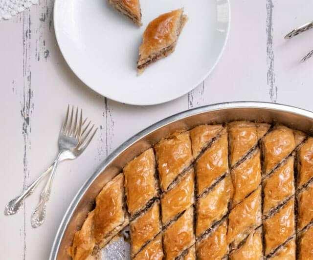 <p><span style="color:#FF0000"><strong>2- Şerbet Miktarına Bakın:</strong></span></p>
<p> </p>
<p> </p>
<p><strong>- Gerçek baklava:</strong> Şerbeti ne çok fazla ne de çok az olmalıdır. Az şerbet, baklavanın kaliteli olduğunu gösterir.</p>
<p><strong>- Sahte baklava:</strong> Aşırı şerbetli ve şekerli olabilir. Fazla şerbet, sağlıksız ve hijyenik olmayan koşullarda üretildiğinin işareti olabilir.</p>
