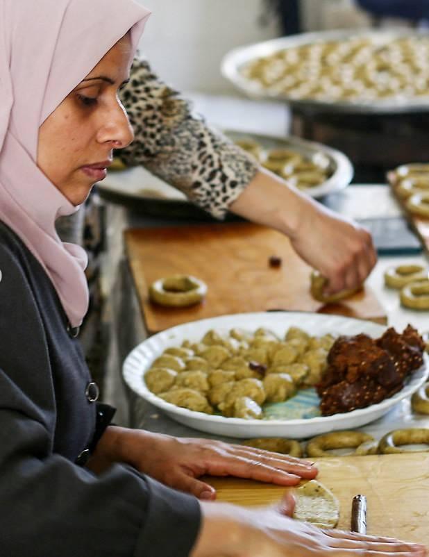 <p><span style="color:#B22222"><strong>BAYRAM HAZIRLIKLARI BAŞLADI</strong></span></p>
<p> </p>
<p>Burejj mülteci kampında bayram hazırlıkları başladı.</p>
