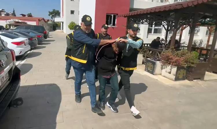 <p>Ekipler, yaklaşık 5 kilometrelik takibin ardından 2 şüpheliyi yakaladı. Üst aramasında çelik yelek giydiği belirlenen Ahmet B. ile Can Ç.’den 2 ruhsatsız tabanca ele geçirildi.</p>
