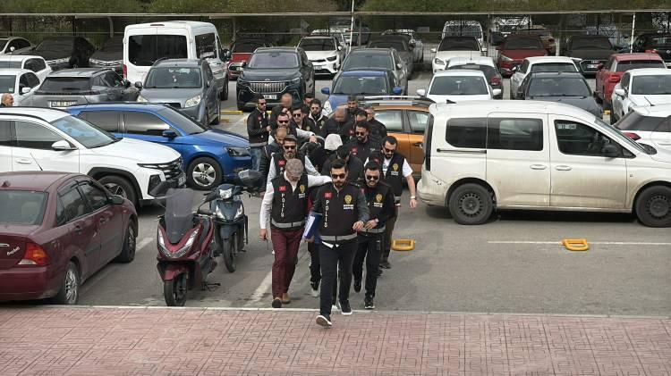 <p><span style="color:#A52A2A"><strong>ANTALYA'DA YAKALANDI </strong></span></p>
<p>Ekipler, Yıldız'ın yanında Devran Hasan D.'nin çalıştığını tespit etti. Polis, şüpheli olarak belirlediği <strong>Devran Hasan D.'yi</strong> yakalamak için harekete geçti. Şüphelinin Antalya'da olduğunu tespit eden ekipler, saklandığı eve operasyon düzenledi. </p>