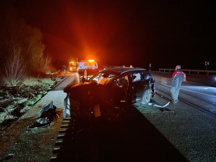 <p>Kazada, otomobil sürücüsü Sercan ile yanındaki kişi ve otobüs şoförü Poyraz birlikte otobüste bulunan 7 kişi yaralandı. </p>