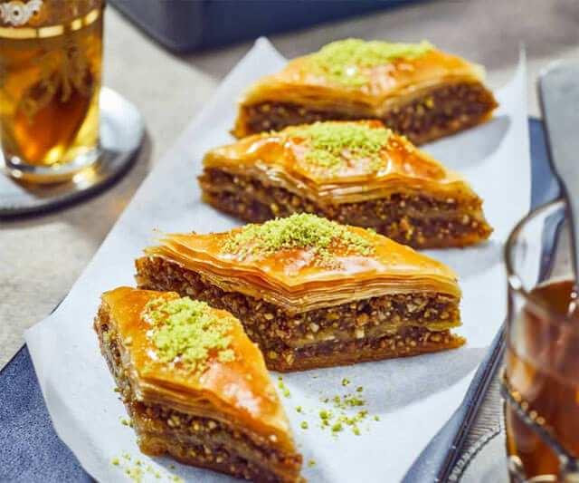 <p>Bayramda sağlıklı ve lezzetli bir tatlı tüketmek için, baklava seçiminde dikkatli olmak ve güvenilir yerlerden alışveriş yapmak büyük önem taşıyor.</p>