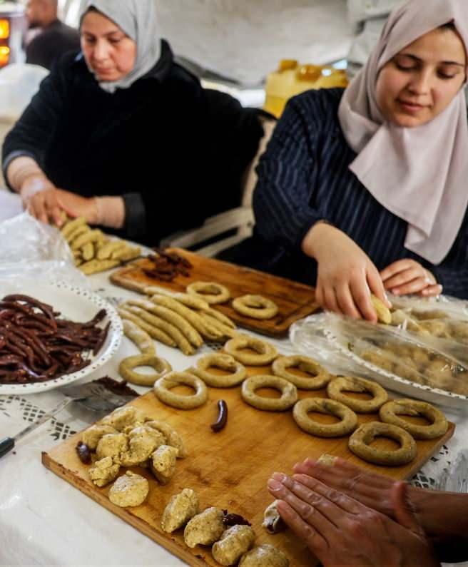 <p>Ramazan ayı biterken Gazze'de hummalı bir çalışma başladı. Kadınlar ve erkekler geleneksel tatlılarını yapmak için kollarını sıvadı. Ramazan bayramını kutlamak isterken kameralara yansıyan görüntüler yürekleri ısıttı.</p>