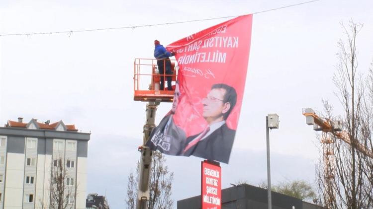 <p><span style="color:rgb(0, 0, 0)">Belediye binası önünde bekleyen personel ise saat 09.30 sıralarında içeri girmeye başladı. </span></p>