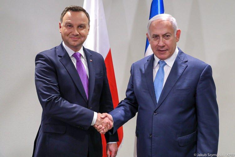<p>Polonya Cumhurbaşkanı Andrzej Duda, Kudüs'te İsrailli mevkidaşı Reuven Rivlin ile yapacağı resmi görüşme öncesinde yaptığı açıklamada, İsrail ve Ortadoğu barış sürecini desteklediklerini söylenmişti.</p>