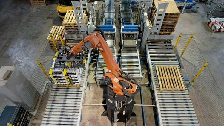 <p>Alman çelik üreticisi ve teknoloji firması ThyssenKrupp 25 Kasım'da çelik biriminde 2030'a kadar 5 bin kişinin işten çıkarılmasının planlandığını bildirdi. Şirket, buna ek olarak ticari faaliyetlerin satışı veya dış hizmet sağlayıcılara devri yoluyla 6 bin kişinin daha işten çıkarılmasının planlandığını duyurdu.</p>
