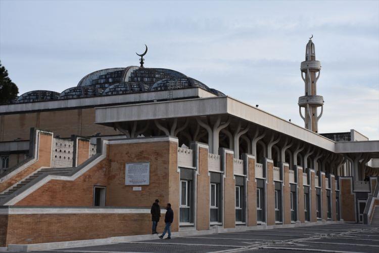 <p>Camilerine farklı kesimlerden çok sayıda inananın geldiğini anlatan Akkad, "Aralarında öğrenciler, göçmenler, yerel halktan insanlar ve hatta ilk kez ramazanı yaşayan İtalyanlar da var. Bu yüzden ramazan ayı, farklı insanları bir araya getiren kucaklayıcı bir dönemdir. Özellikle burada ailesi olmayan, yalnız yaşayan kişiler için camiye gelmek, kardeşleriyle ve diğer müminlerle bu özel anları paylaşmak güzel bir fırsat oluyor." ifadelerini kullandı.</p>