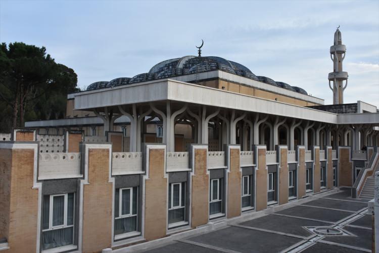 <p>Ramazan boyunca camilerinde iftar düzenlediklerini söyleyen Akkad, şunları kaydetti:</p>
<p> </p>
<p>"Buraya gelen herkes bir yemek bulur, hiçbir sınırlama yoktur. Ortalama olarak 400 ila 500 kişi iftar yapar, bu sayı bazen biraz daha az olabilir. Artan yemekler israf edilmez, sahur için saklanır. Böylece hiçbir şey boşa gitmez ve her şey geri dönüştürülür. Ama en önemli şey, birlikte olmanın, beraber yaşamanın ve paylaşımın getirdiği mutluluğu hissetmektir."</p>
<p> </p>
<p>İmam Akkad, yaklaşan Ramazan Bayramı'na değinerek camilerinde yoğun talep nedeniyle bayram namazını birden fazla kıldıklarını belirterek, şöyle devam etti:</p>