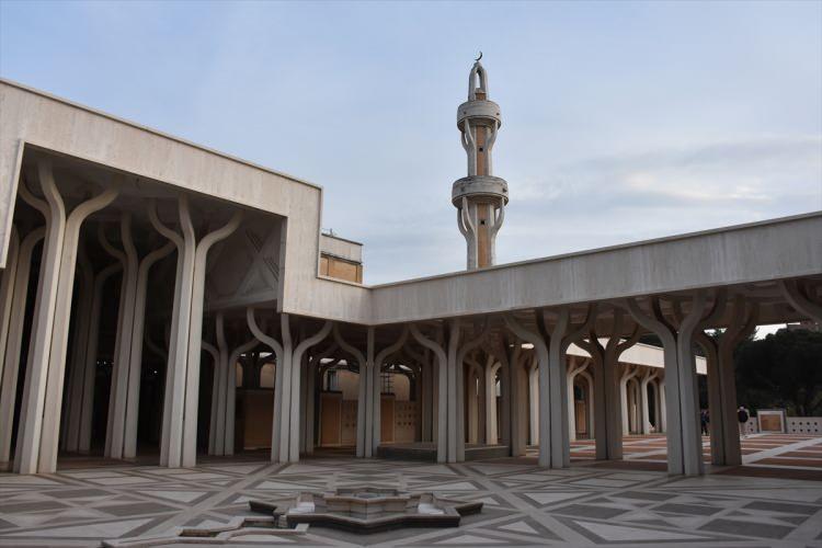 <p>Mahmoud, "Ailem tamamen Mısır'da, bu yüzden kendimi biraz yalnız hissediyorum. Buraya gelip iftar yaptığımızda, aslında yalnız olmadığımızı hissediyorum, burada bir aile gibiyiz, yalnız değilim. İftar yapıyoruz, sonra teravih namazı kılıyoruz. Daha sonra bize kahve ve tatlı ikram ediliyor." şeklinde konuştu.</p>
<p>Ramazanda yalnız olmanın güçlüğüne dikkati çeken Mahmoud, "Ramazanda tek başına iftar yapmak gerçekten zor ama buraya gelen birçok insan var çünkü yemeğe ihtiyaçları var. Ramazanın en önemli yönlerinden biri de budur: İhtiyacı olanlara yemek sağlamak, birbirimize destek olmak. Bu yüzden ben de buraya geliyorum ve kendimi gerçekten iyi hissediyorum." ifadelerini kullandı.</p>