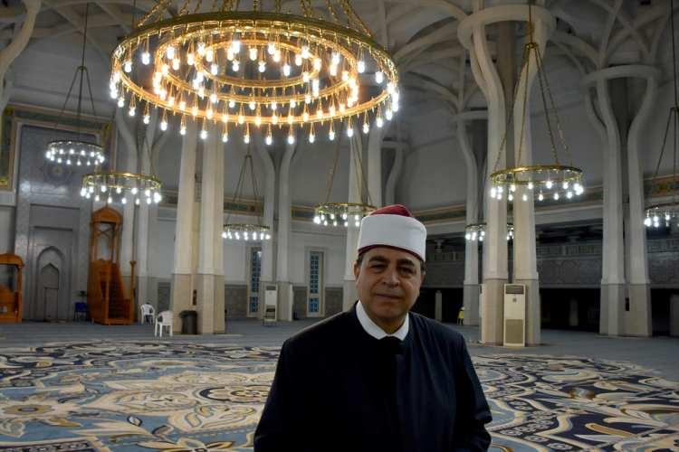 <p>Roma Büyük Cami İmamı Dr. Nader Akkad ve iftar organizasyonuna katılanlar, AA muhabirine değerlendirmelerde bulundu.</p>
<p>İmam Akkad, ramazanın bereketli ve mübarek bir ay olduğunu belirterek, "İnsanların bir araya gelip, birlikte vakit geçirmeyi, kardeşliği yaşamayı ve paylaşımda bulunmayı deneyimlediği bir aydır." dedi.</p>