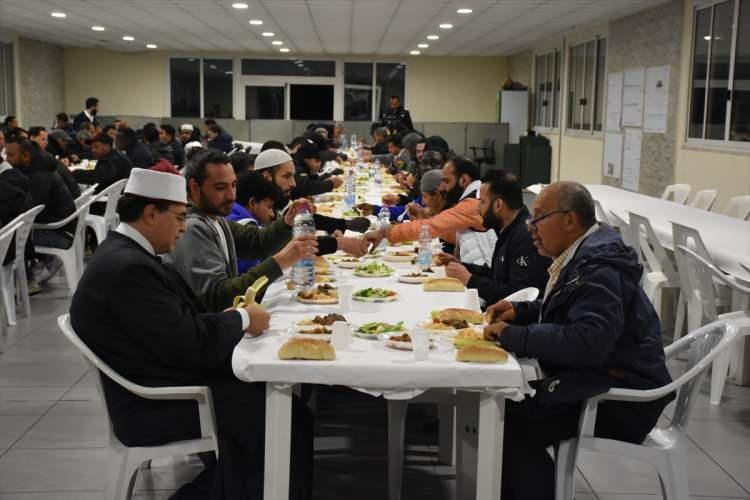 <p>"Roma Büyük Cami, Avrupa'nın en büyük camisi olarak bayramda Müslüman topluluğu bir araya getirir. Bu nedenle, küçük mescitler bile kapanır ve herkes topluca bu büyük camide bayram namazını kılmak için buluşur. Bu yıl da geçen yıl olduğu gibi on binlerce Müslümanın bayram namazını kılmak için gelmesi beklenirken, ramazan ayının son namazını tüm cemaate kılma imkanı vermek amacıyla bu namazın birden fazla kez tekrarlanması bekleniyor."</p>
<p>- "Burada yalnız olmadığımı görüyorum"</p>
<p>Camiye hem iftara hem de teravih namazına gelen Mısırlı Mahmoud da İtalya'da okuduğunu ve burada yalnız olduğunu belirtti.</p>