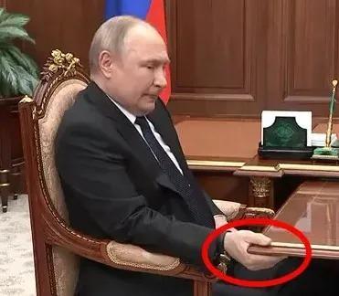 <p>Özellikle 2022 yılında yaşanan meşhur bir olayda, dönemin Savunma Bakanı Sergei Shoigu ile yaptığı bir toplantı sırasında başkanın bir masayı tutarken sandalyesinde kambur durduğu ve kelimeleri ağzında gevelediği görülmüştü.</p>
<p><br />
Aynı zamanda sürekli öksürürken, ellerinin ve ayaklarının istemsiz gibi görünen sallantılı hareketler yaptığına dair raporlar da var.</p>
<p> </p>