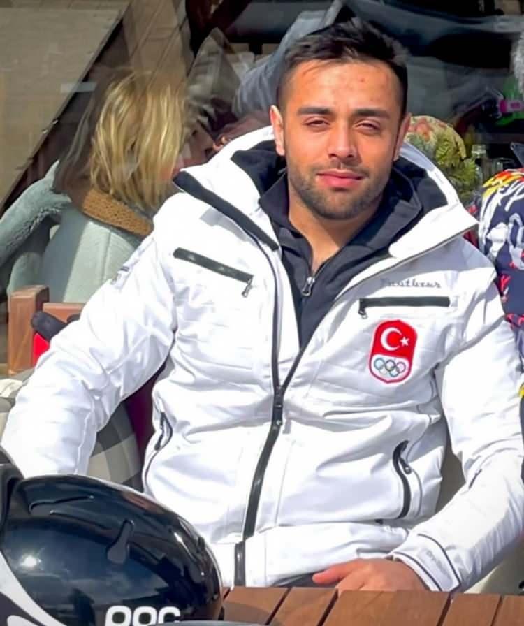 <p>Berkin Usta da programda sporcu bir aileden geldiğini ve babası ile kuzenlerini milli sporcu olduğunu hatırlatarak "Ben de bu sayede kayağa 2,5 yaşındayken bu spora başladım. Yaşım biraz daha büyüdükten sonra bir kulübe gittim ve sporculuk hayatım orada başladı. 11 yaşında milli takım kamplarına gitme fırsatı buldum." ifadelerini kullanmıştı.</p>
<p> </p>