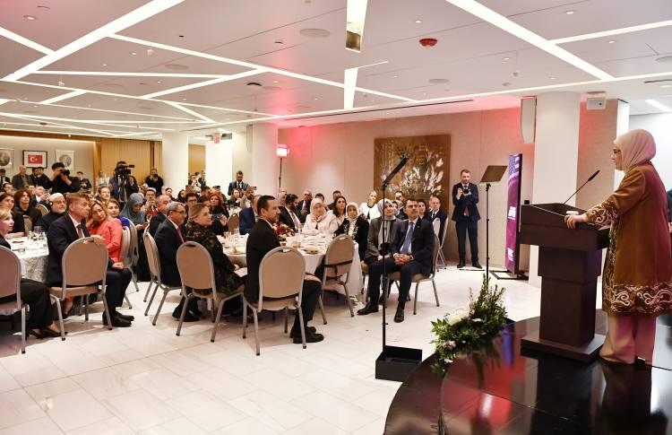 <p>İftar programına Çevre, Şehircilik ve İklim Değişikliği Bakanı Murat Kurum’un yanı sıra diplomatik misyon temsilcileri, Türk-Amerikan ve Amerikan Müslüman toplumundan üst düzey yetkililer ile sivil toplum örgütlerinin temsilcileri katıldı.</p>
<p>Emine Erdoğan, burada yaptığı konuşmaya misafirlerin Ramazan-ı Şerif'ini tebrik ederek ve ABD'deki Türk toplumunun birlik ve beraberliğinin daha da pekişmesine vesile olmasını temenni ederek başladı.</p>
<p><strong>"Ramazan, ibadetlerle ve tefekkürle, hayatı gözden geçirmenin, başkasına el uzatarak, halden anlamanın zamanıdır."</strong> diyen Emine Erdoğan, bu kutlu ayda kardeşlik ve dayanışma duygularının en zirvede yaşandığını ifade etti.</p>
