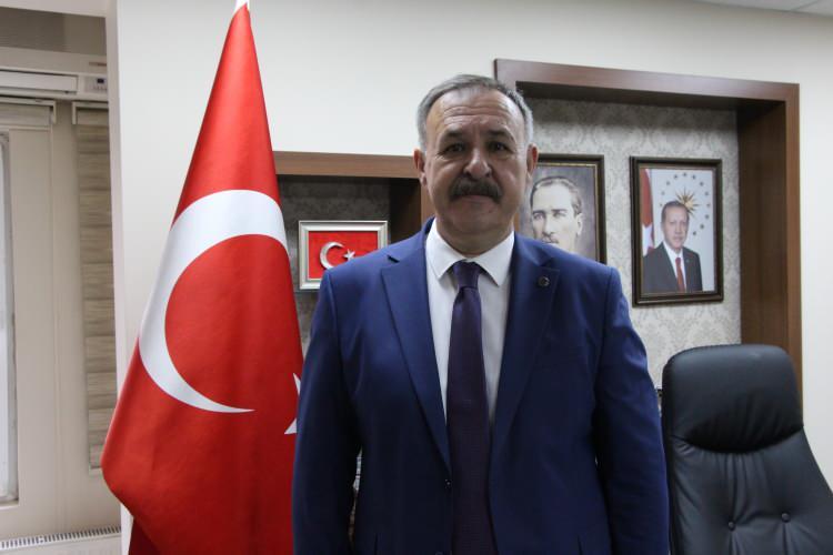 <p><span style="color:#A52A2A"><strong>MÜCADELE ÇALIŞMASI BİRÇOK YÖNDEN YAPILIYOR </strong></span></p>

<p>Kahverengi kokarcaya yönelik yürütülen çalışmalar ile ilgili değerlendirmelerde bulunan Trabzon İl Tarım ve Orman Müdürü İsa Kaplan, biyolojik mücadelenin samuray arıları ile yapıldığını belirterek, <strong>"Kahverengi kokarcanın Türkiye'ye 2017 yılında Gürcistan'dan geldiği biliniyor. İlk seneler çok fazla tahribat yapmadı. Artvin ve Rize'den sonra Trabzon'a geldi. 34 tane ile yayılmış durumda. Bir nevi Kovid gibi pandemiye maruz kaldık. Bununla ilgili bakanlığımız ilk günden itibaren çok etkin bir çalışma yapıyor. Stratejik planlarını oluşturdu. Bizler ne yapacağımızı, nasıl mücadele edeceğimizi harfiyen Bakanlığın Eylem planına göre yapmaktayız. Tabi bunun yanında Bakanımız bu konuyla ilgili büyük bir bütçe ayırdı. Elimizdeki kaynaklarımızda çok güçlü. Biyolojik mücadeleyi samuray arıları ile yapıyoruz. İlimizde geçen yıl 10 bin adet Samuray arısı bırakıldı. Ama bu sene 4 tane enstitüde 1 milyon adet samuray arısını doğaya bırakacağız. Bunun haricinde kimyasal mücadelemiz ilaçlamalar devam ediyor. Mekanik mücadelemiz kışlıkları girip çıkarken tespit et yok et şeklinde bir mücadelemiz var. Şu anda da biyosidal ürün dediğimiz halk sağlığı ürünlerimiz var. Bunlar Sağlık Bakanlığı tarafından ruhsatlandırıldı. Kışlaklarda, evlerde, konaklarda kış uykusundan çıkan kokarca için dağıttığımız bir sprey var. Bölgemizde 5 bin tane dağıttık. Zirai mücadele olarak da bizi ekiplerimiz ilaçlamaya devam ediyor."</strong> dedi.</p>
