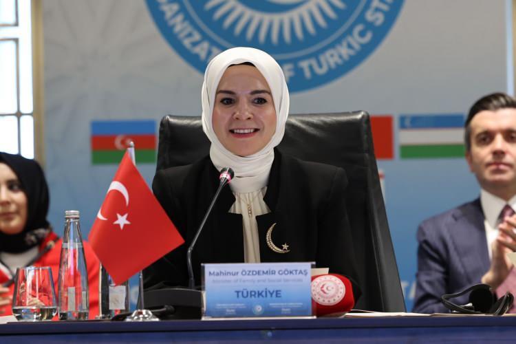 <p><strong>''AİLE VE GENÇLİK FONUNU HAYATA GEÇİRDİK''</strong></p>
<p> </p>
<p>Geçtiğimiz 13 Ocak'ta 81 ilde Aile ve Gençlik Fonu'nu da hayata geçirdiklerini hatırlatan Göktaş, "Diğer yandan biliyorsunuz Aile Yılı kapsamında 13 Ocak itibariyle 81 ilimizde de Aile ve Gençlik Fonu'nu gençlerimizin evlilik yolunda desteklemek amacıyla çok güzel projeler hayata geçirdik. Bunu Sayın Cumhurbaşkanımız ilan etmişti. Tekirdağ'da başvurularımız devam ediyor. 18-29 yaş arasındaki bütün gençlerimize 150 bin liralık bir kredi desteğimiz olacak. Ama aynı zamanda tabii bu fondan faydalanan bütün gençlerimize de çeyiz yardımlarında da farklı şekilde desteklerimiz olacak. Ben bütün vatandaşlarımıza hayırlı uğurlu olmasını diliyorum.</p>