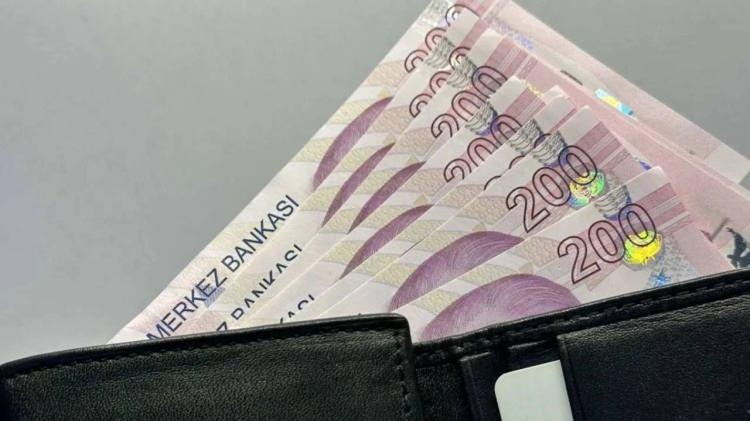 <p>SGK tarafından yapılan açıklamada, <strong>"Emeklilerimizin ve hak sahiplerimizin Ramazan Bayramı ikramiyesinin fark ödemelerini 3 Nisan 2025 tarihinde ödemeye başlıyoruz." </strong>ifadeleri kullanıldı.</p>