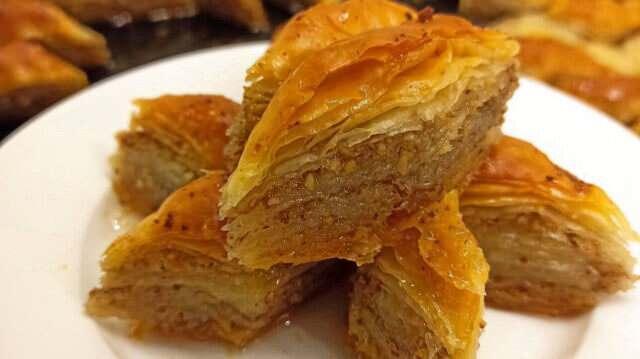 <p><span style="color:#FF0000"><strong>5- Fiyatına Şüpheyle Yaklaşın:</strong></span></p>

<p> </p>

<p> </p>

<p><strong>- Gerçek baklava:</strong> Kaliteli malzemeler ve emekle yapıldığı için fiyatı yüksektir.</p>

<p><strong>- Sahte baklava:</strong> Normal fiyatın çok altındaysa, malzemelerden çalındığı ve kalitesiz ürünler kullanıldığı anlamına gelebilir. Özellikle 400-500 TL altındaki baklavalar kalitesiz olabilmektedir.</p>
