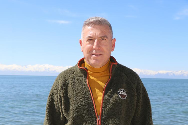 <p><span style="color:#A52A2A"><strong>200 METRE DERİNLİKTEKİ BUZULLAR 50 METRENİN ALTINA DÜŞTÜ</strong></span></p>
<p>Van YYÜ Coğrafya Bölümü Öğretim Üyesi Prof. Dr. Faruk Alaeddinoğlu, buzulların alan kaybı yaşadığını, yıllar önce 100-200 metrelik dikey tabakanın da 50 metrelerin altına düştüğünü söyledi.</p>